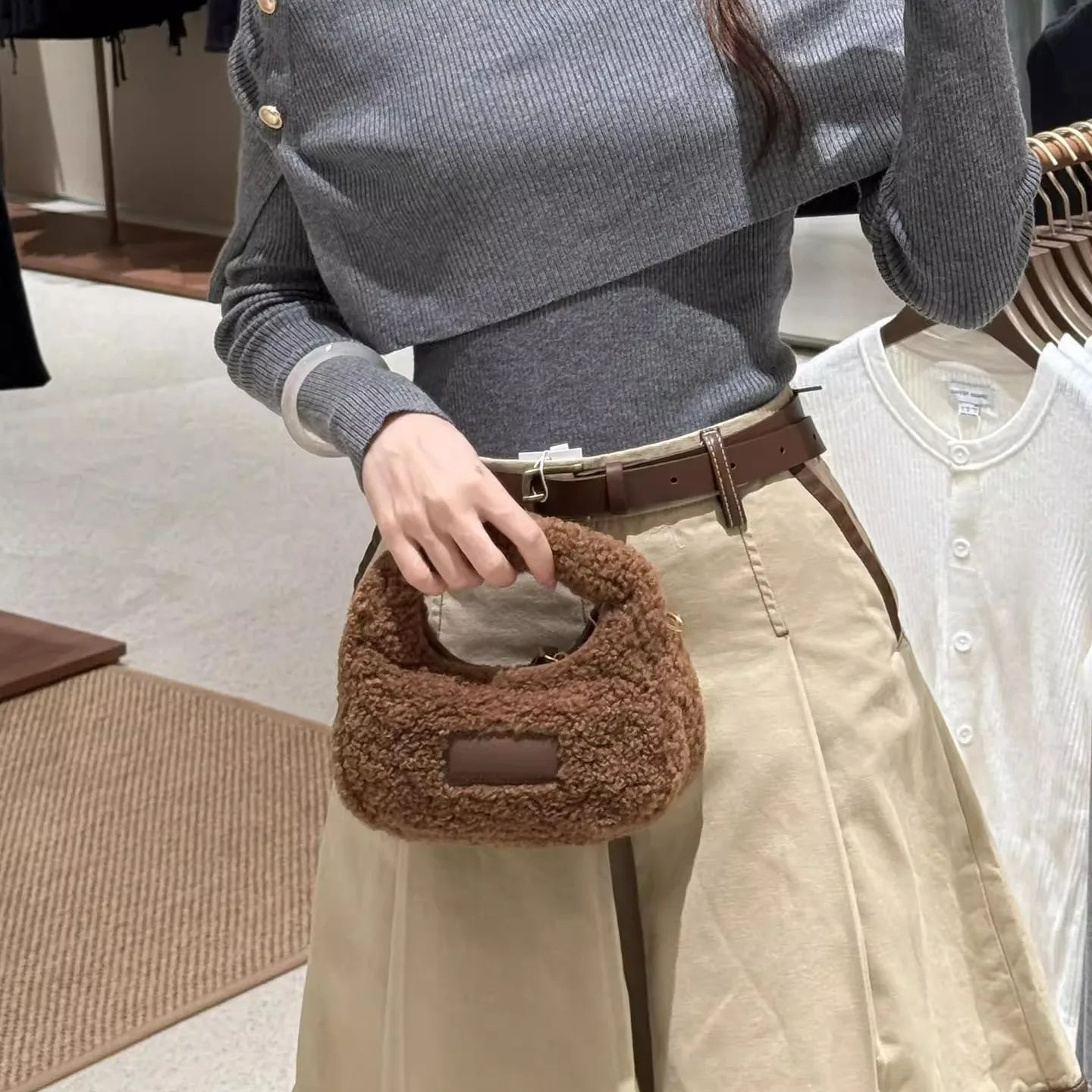 Half Moon Design Lamb Wool Han - Half Moon Bag Suede 评论和价格