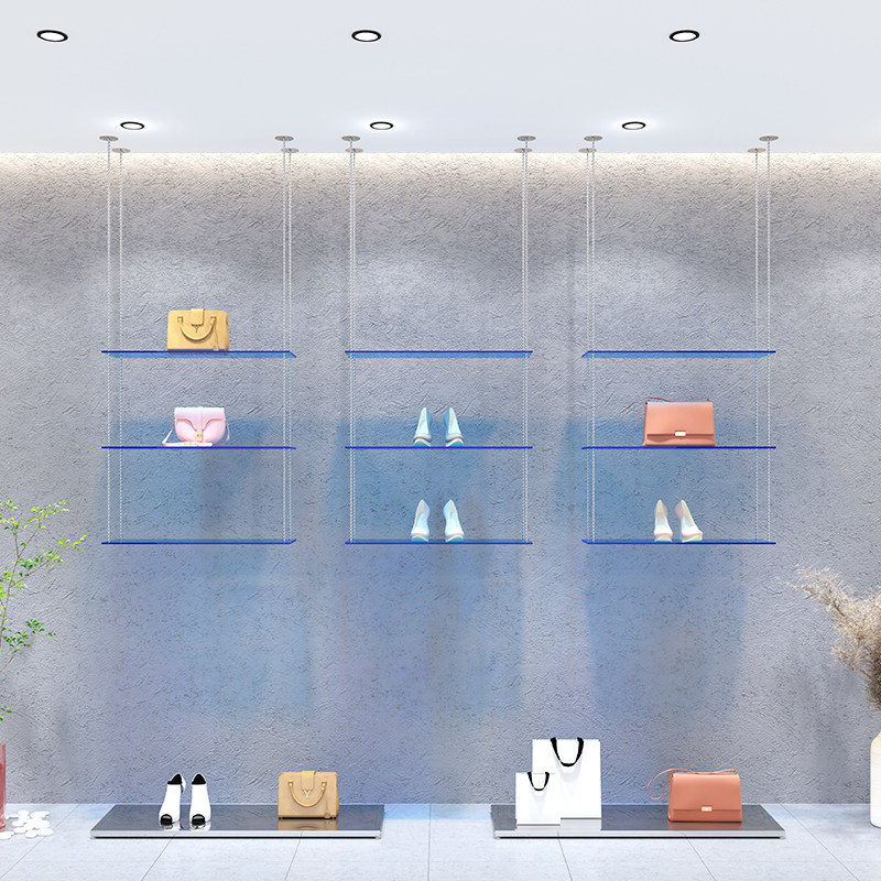 Clothing store window display  - Luxury Bags In Store 评论和价格
